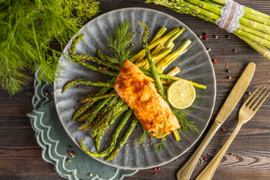 Lachs mit grünem Spargel im Ofen