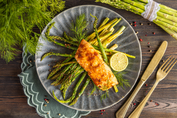 Lachs mit grünem Spargel im Ofen