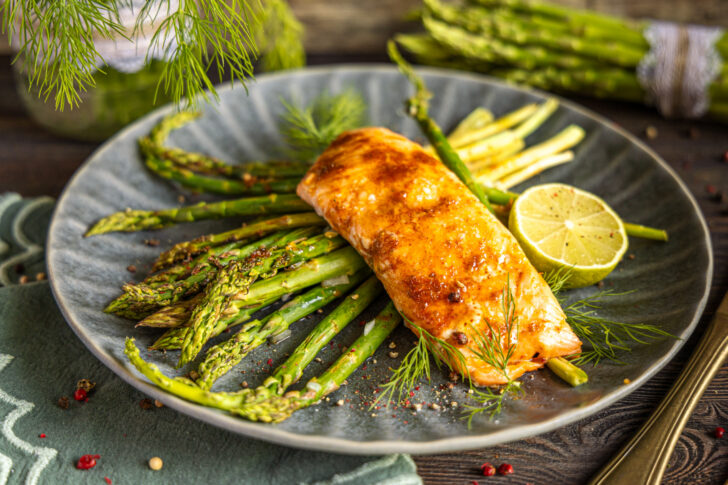Lachs mit grünem Spargel im Ofen