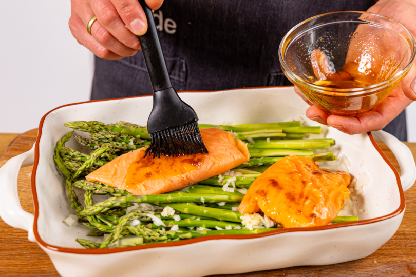 Lachsfilets mit Marinade bepinseln