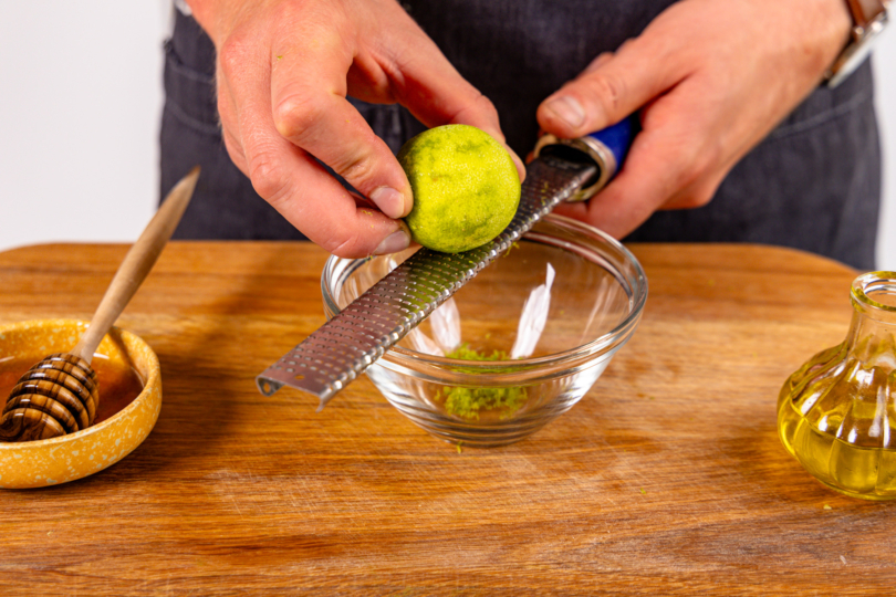 Limettenschale abreiben