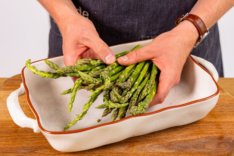grünen Spargel in Auflaufform geben