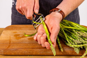 grünen Spargel schälen