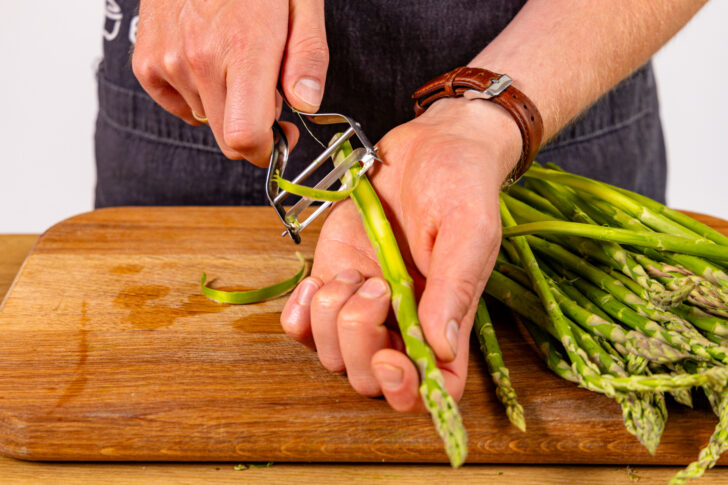 grünen Spargel schälen
