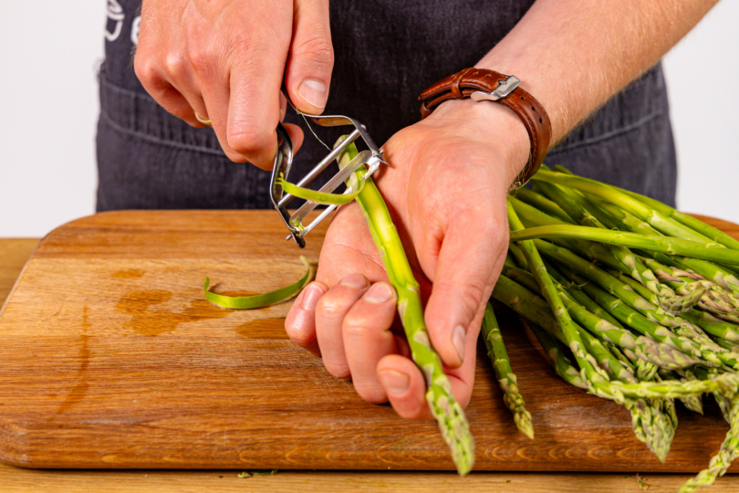 grünen Spargel schälen