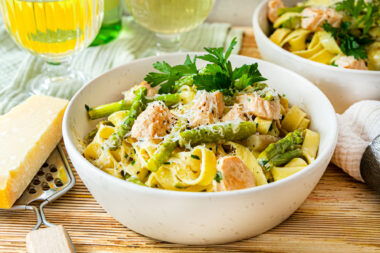 Lachs mit grünem Spargel und Pasta