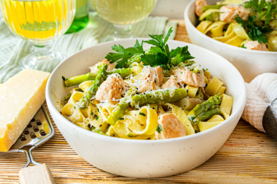 Lachs mit grünem Spargel und Pasta