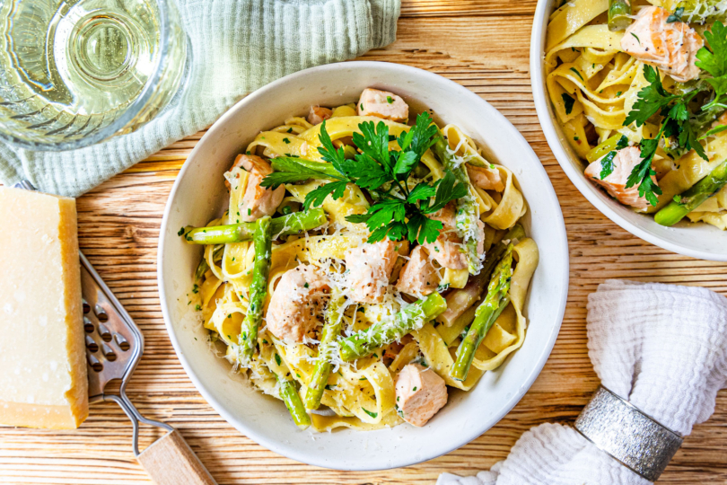 Lachs mit grünem Spargel und Pasta topdown