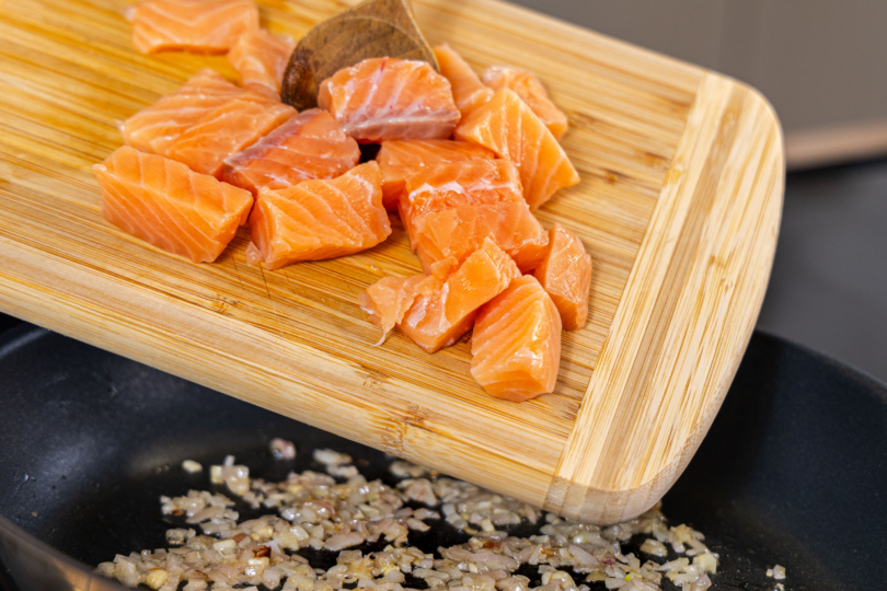 Lachs in die Pfanne geben