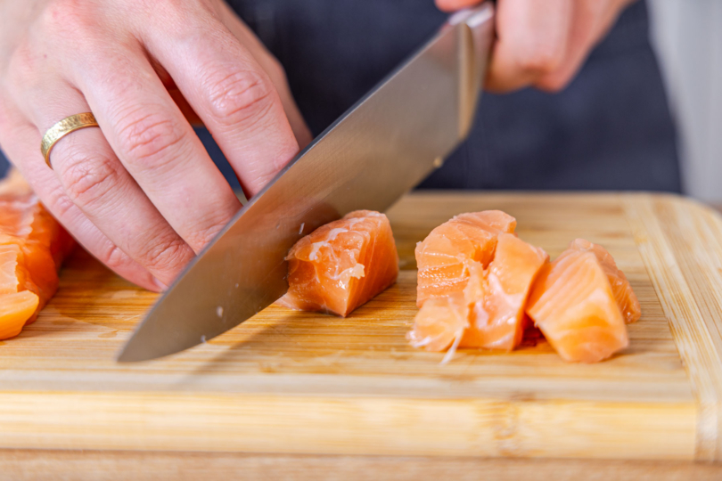 Lachs würfeln