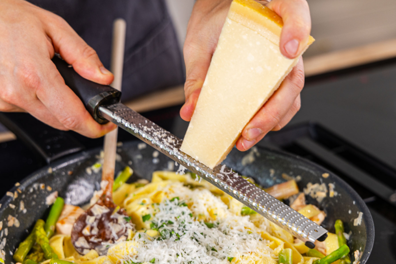 Parmesan reiben