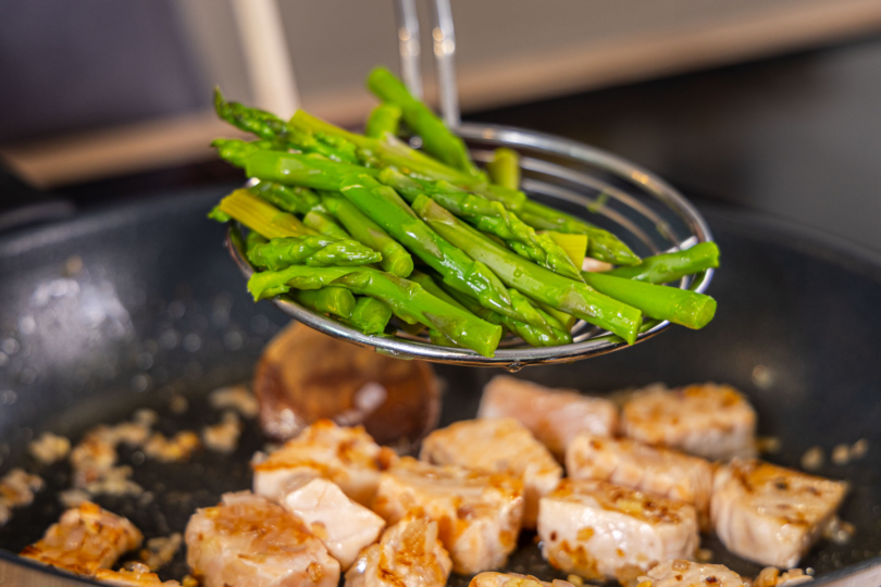 Spargel in die Pfanne geben
