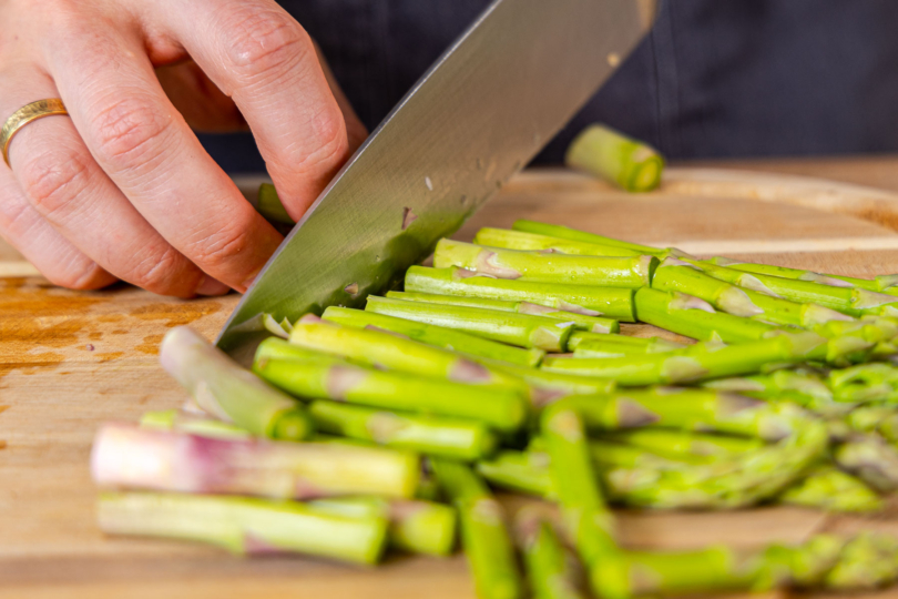 Spargel schneiden