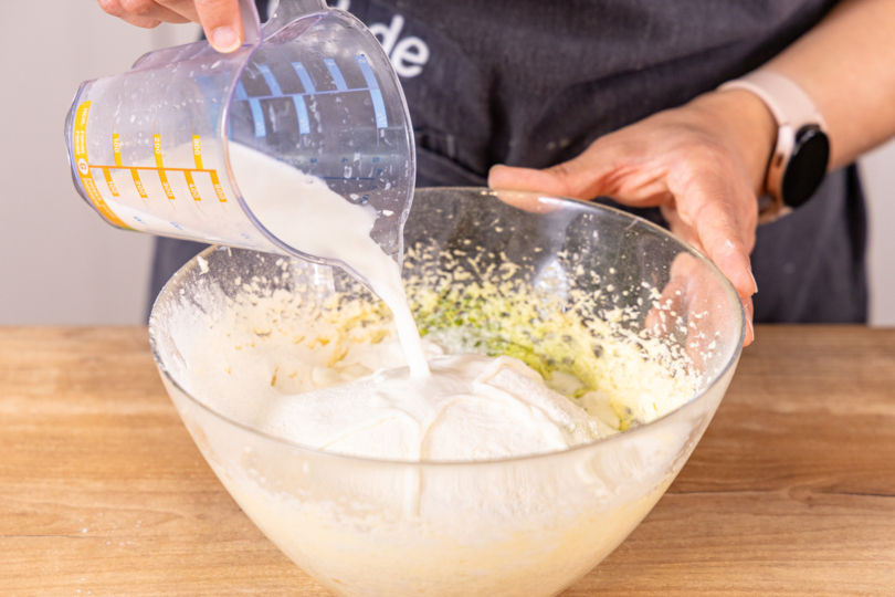 Milch dazu gießen