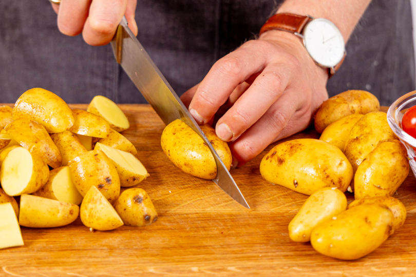 Kartoffeln gründich waschen und halbieren oder vierteln