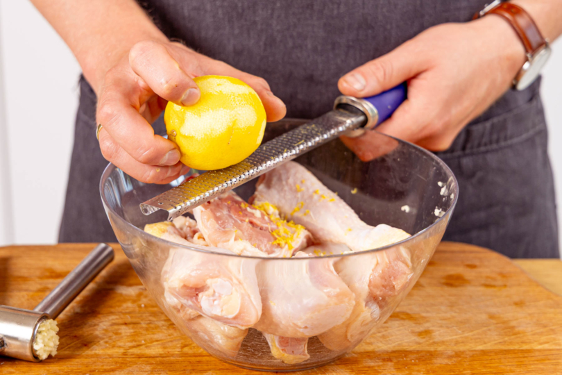 Zitronenabrieb und -Saft zum Fleisch geben