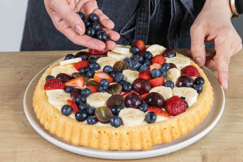 Obst auf der Torte verteilen