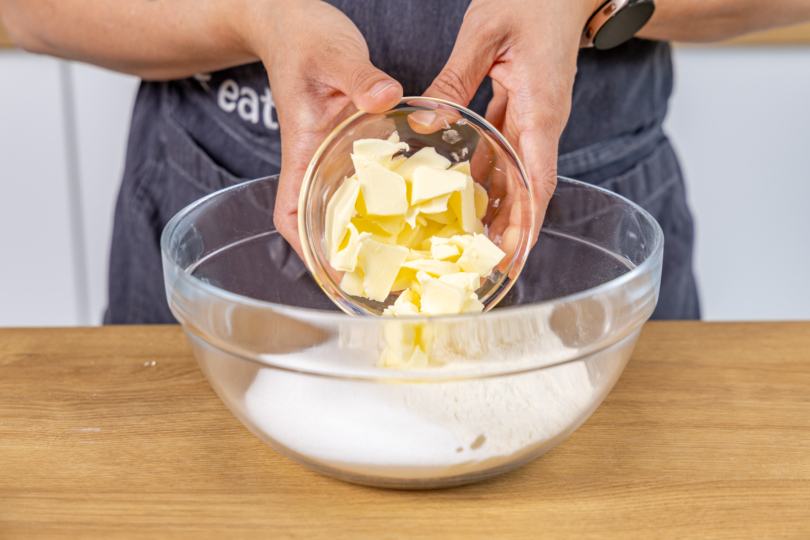 Butterwürfel in die Schüssel geben