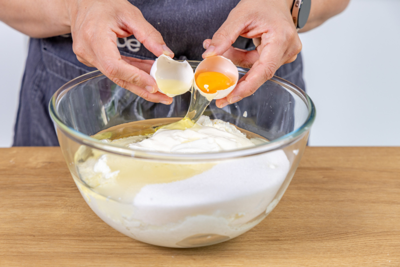 Eier in die Schüssel geben