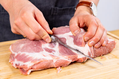 Schweinenacken im Schmetterlingsschnitt aufschneiden