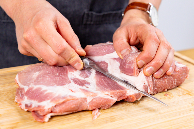 Schweinenacken im Schmetterlingsschnitt aufschneiden