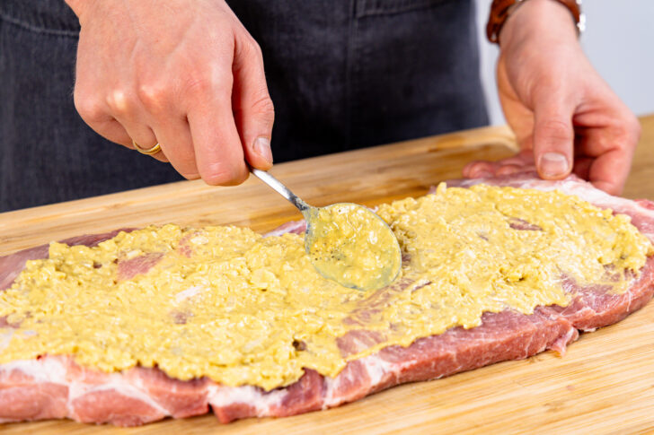 Fleisch mit Füllung bestreichen