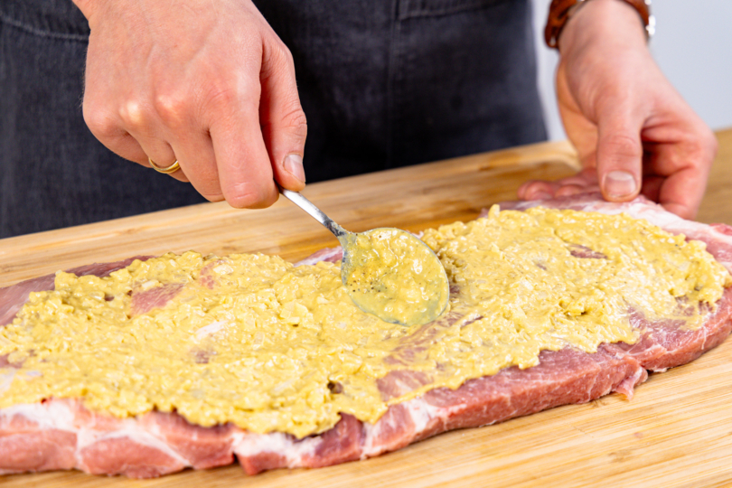 Fleisch mit Füllung bestreichen