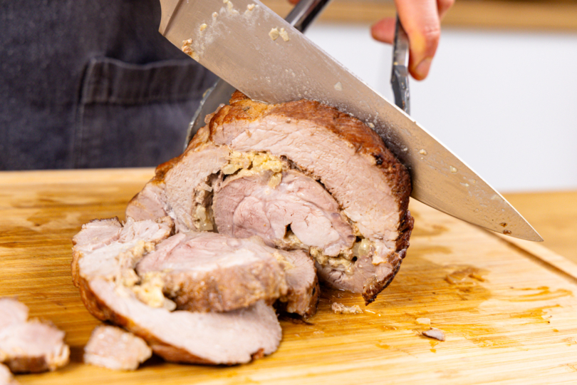 Omas Rollbraten in Scheiben schneiden