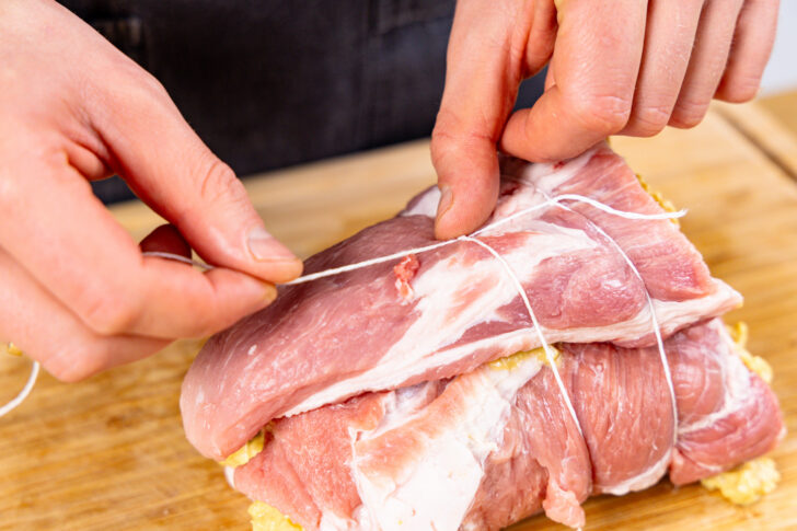 Omas Schweinerollbraten mit Küchengarn fixieren