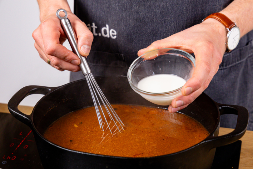 Bratensauce mit Stärke abbinden