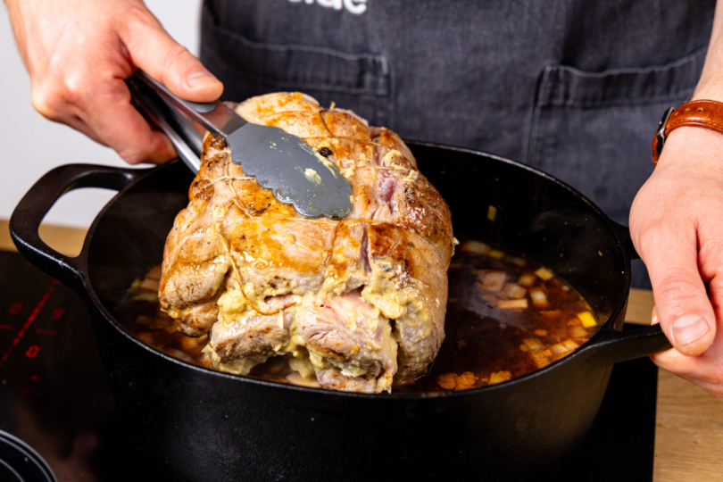 Omas Schweinerollbraten zurück in Bräter geben