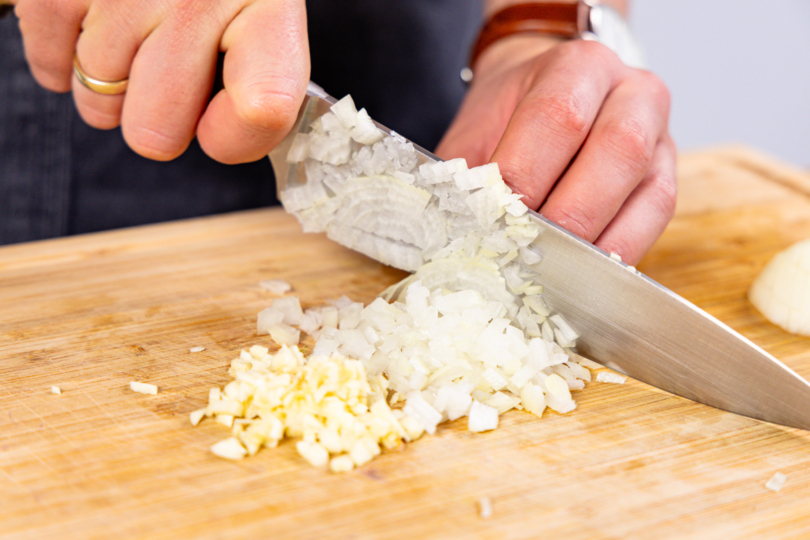 Knoblauch und Zwiebel würfeln