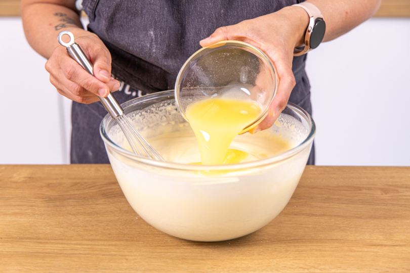 Flüssige Butter dazugeben