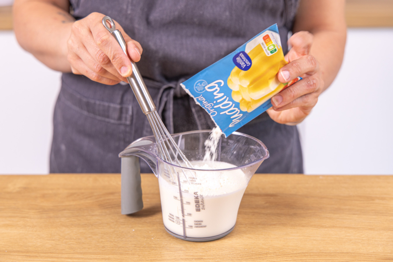 Puddingpulver in der Sahne auflösen