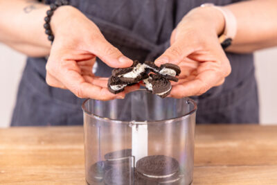 Oreo-Kekse in Multizerkleinerer geben