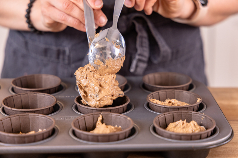 Teig in Muffinform füllen