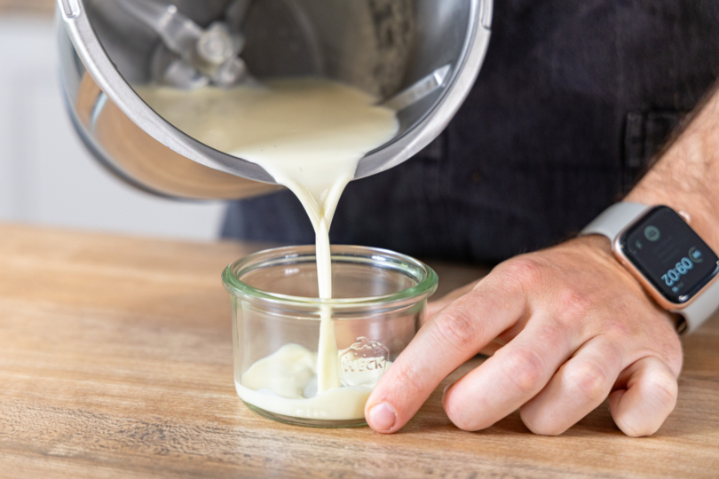 Panna Cotta in Gläser füllen