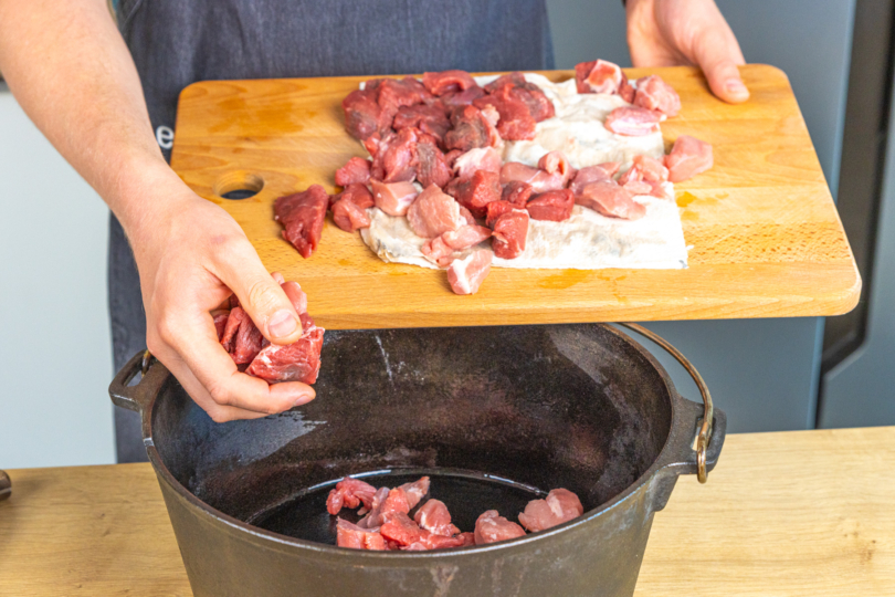 Fleisch in den Topf geben