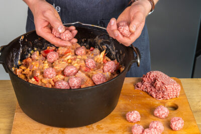 Hackbällchen in den Topf geben