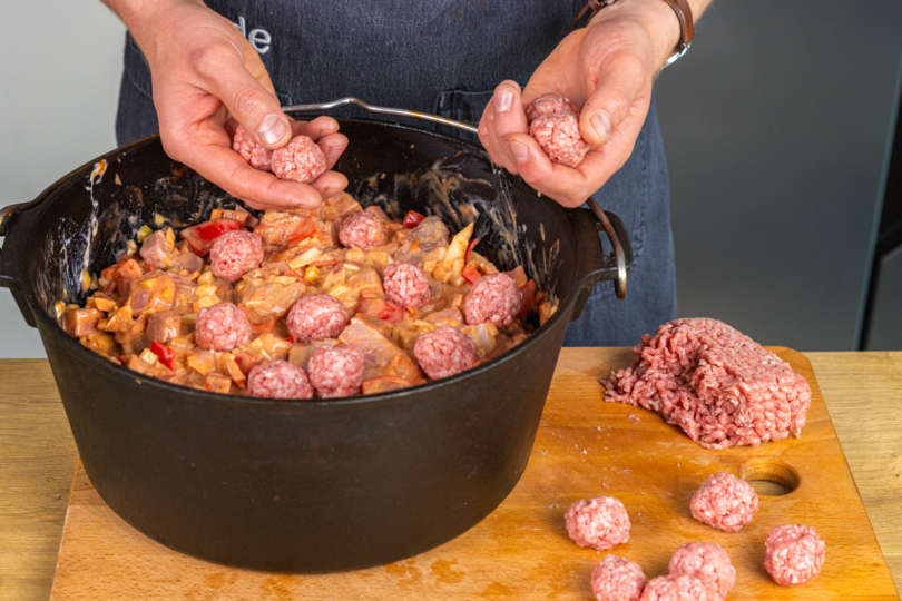Hackbällchen in den Topf geben