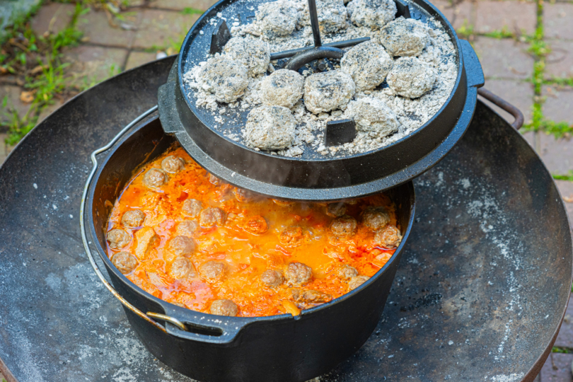Pfundstopf aus dem Dutch Oven mit Briketts