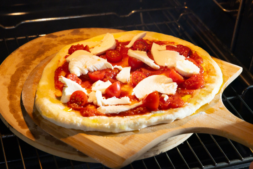 Pizza Caprese backen.