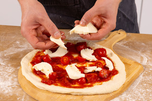 Mozzarella auf der Pizza verteilen.