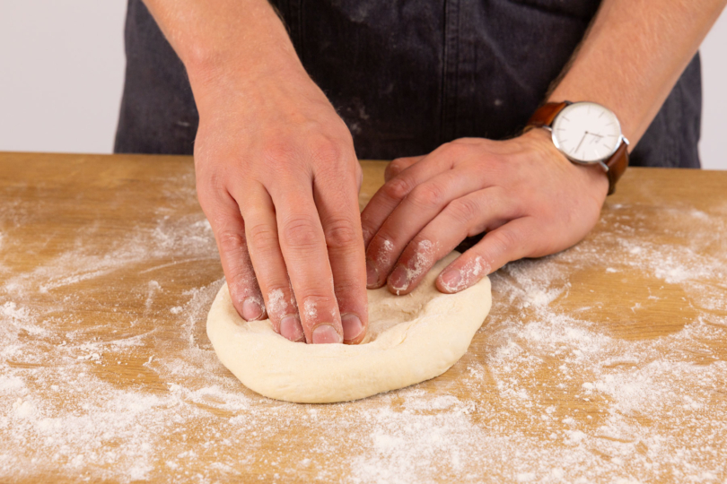 Pizzateig auskneten.