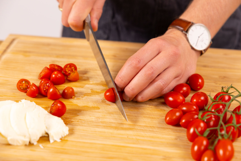 Tomaten in Scheiben schneiden.