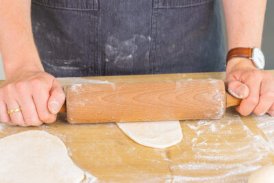 Pizzabrotteig ausrollen