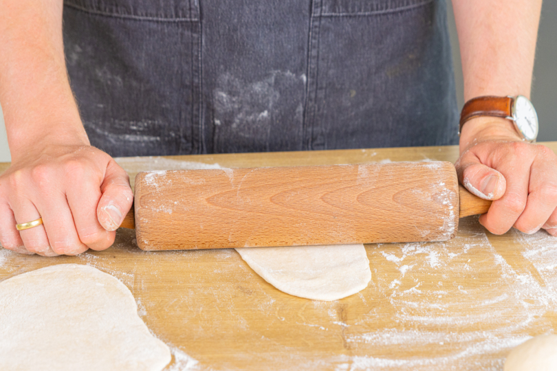 Pizzabrotteig ausrollen