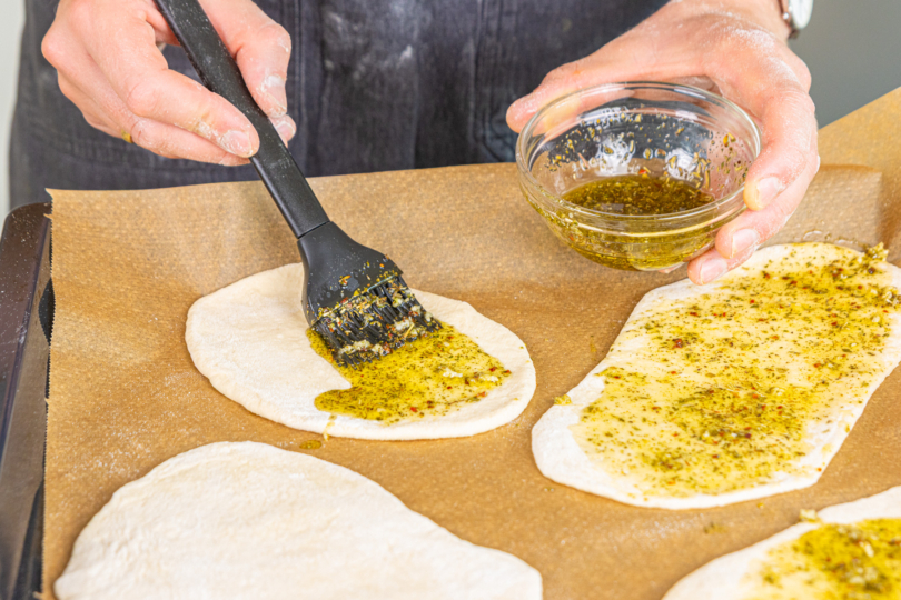 Pizzabrote einstreichen mit Öl-Kräuter-Mischung