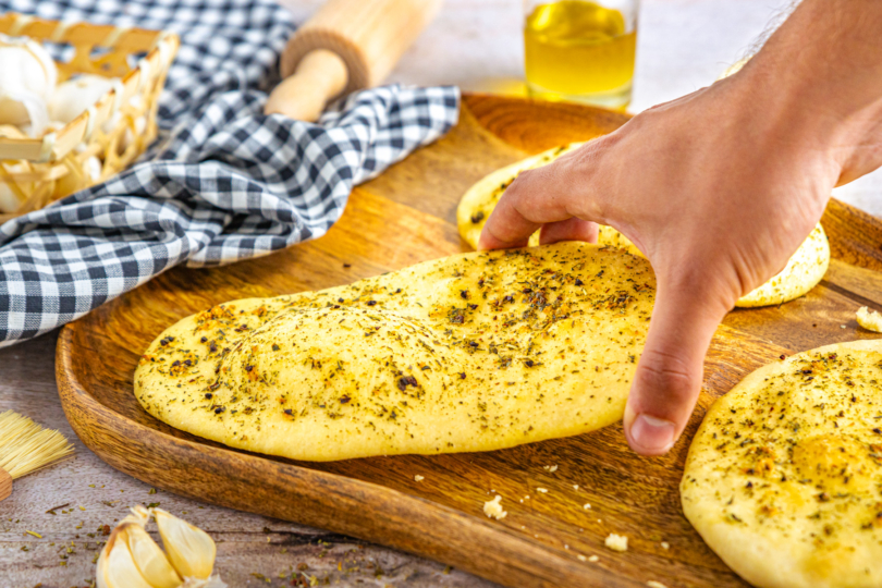 Pizzabrot mit Knoblauch und Kräutern frisch aus dem Ofen