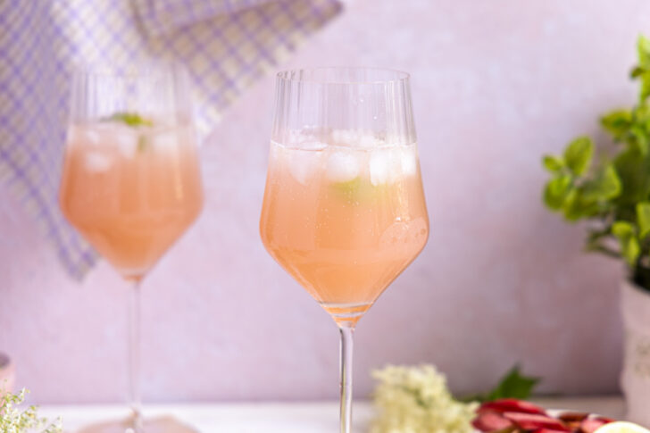 Rhabarber-Holunder-Spritz